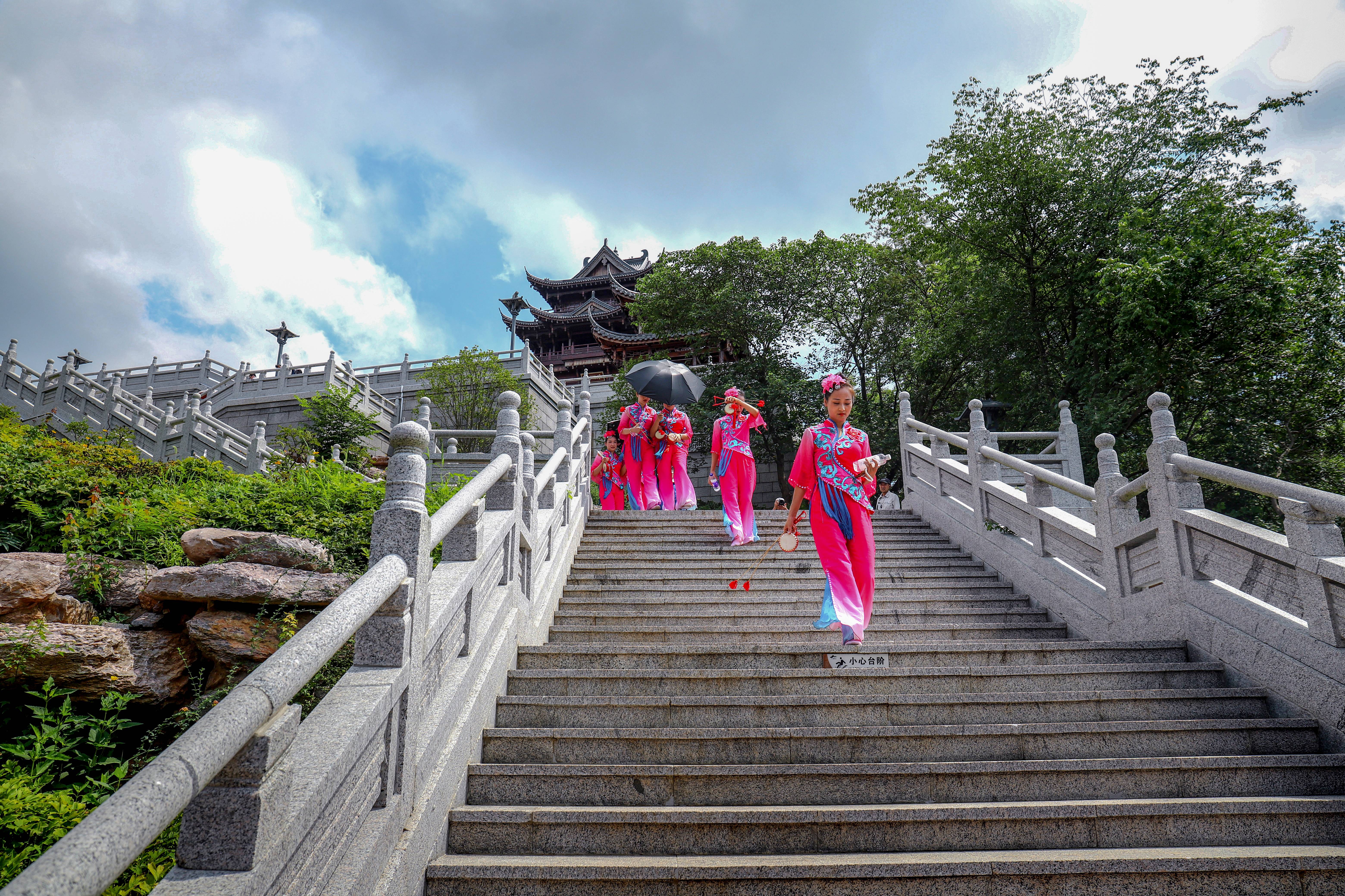 琅琊阁下一抹红