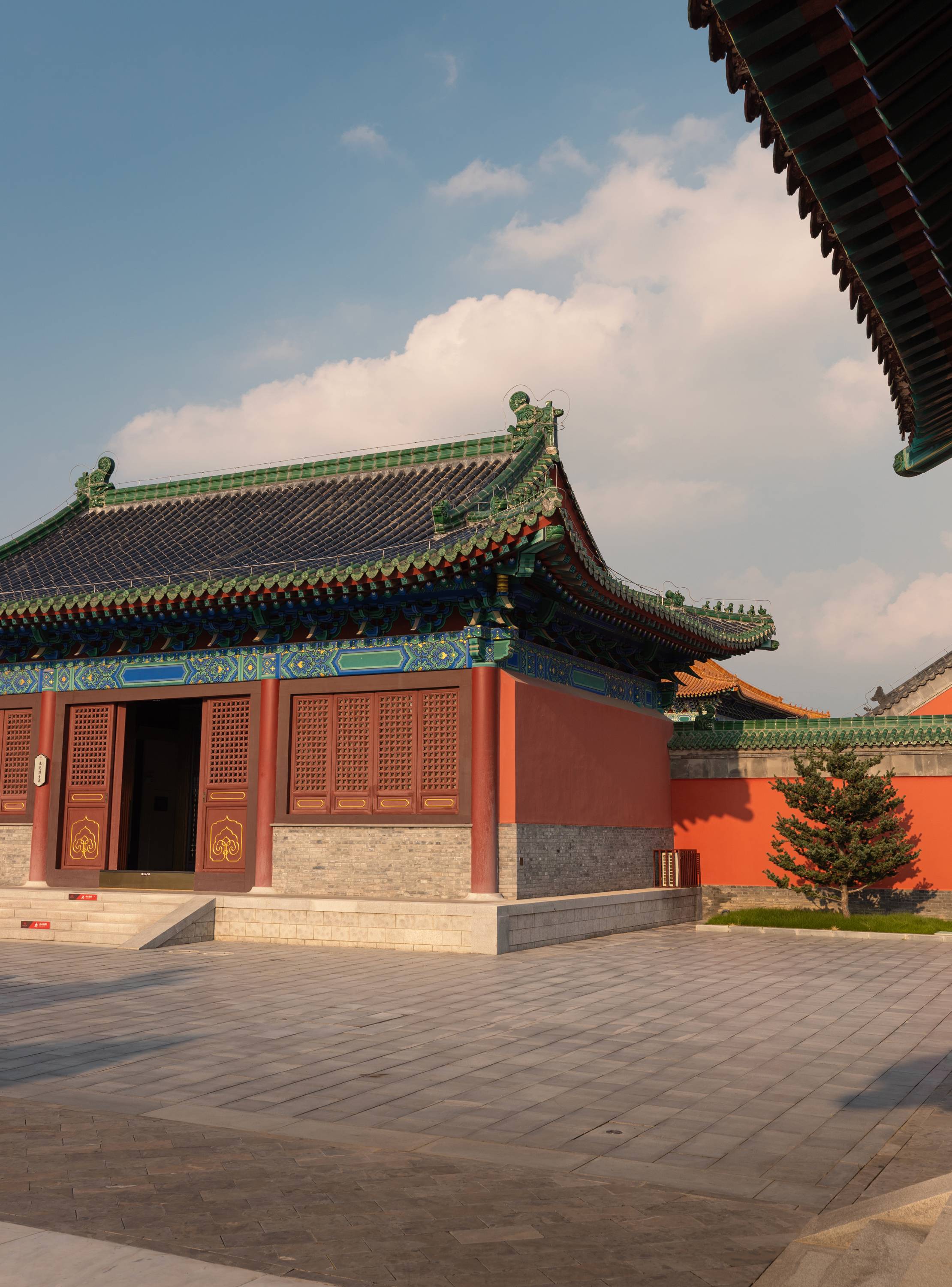 赏古建美，观明中都庙